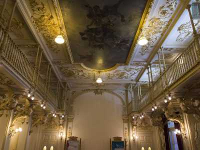 Siamo nel foyer: non appena vi mettiamo piede non possiamo fare a meno di sentirci catapultati indietro nel tempo. Il bianco e l�oro avvolgono completamente la sala che lascia sbalorditi e incantati per maestosit� e bellezza, con elaborate decorazioni floreali e stucchi che catturano gli occhi del visitatore